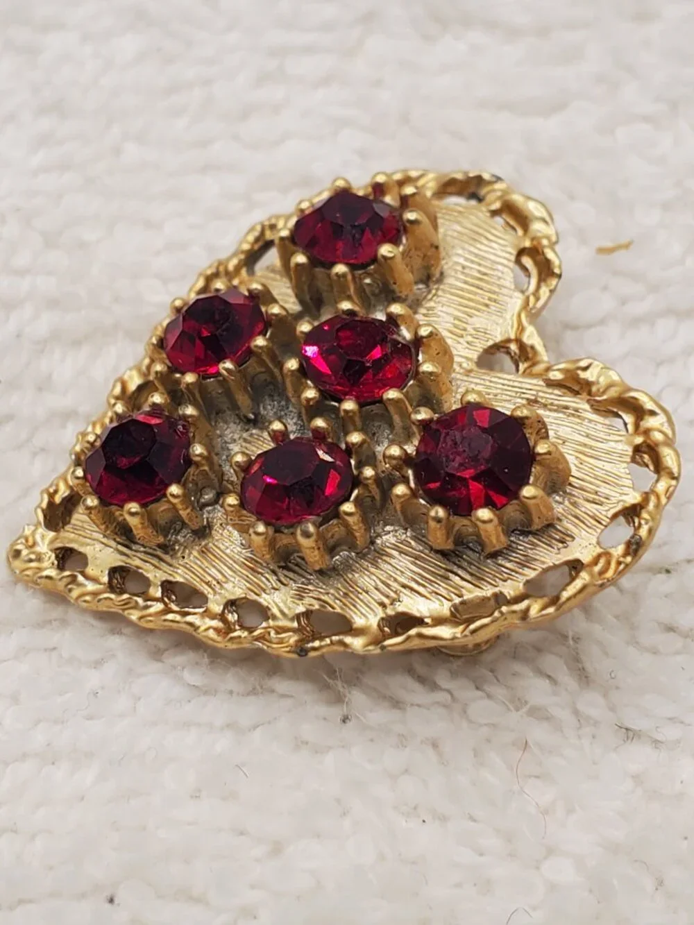 1 Light Gold Heart Shape Brooch, item # B-1184,. wt. 9 grams .